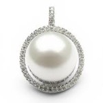 Pearl gemstone pendant